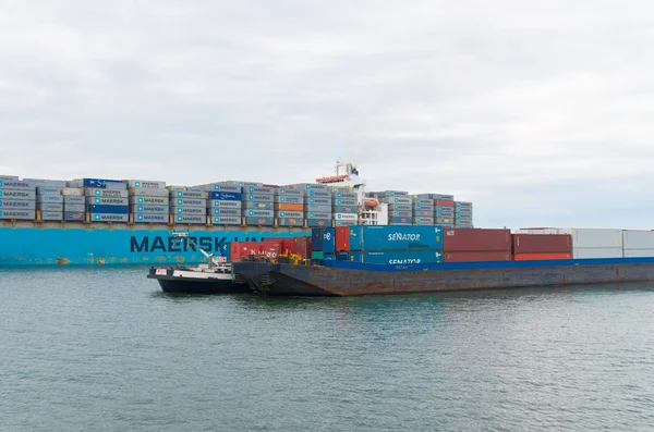 Portacontenedores en Rotterdam — Foto de Stock