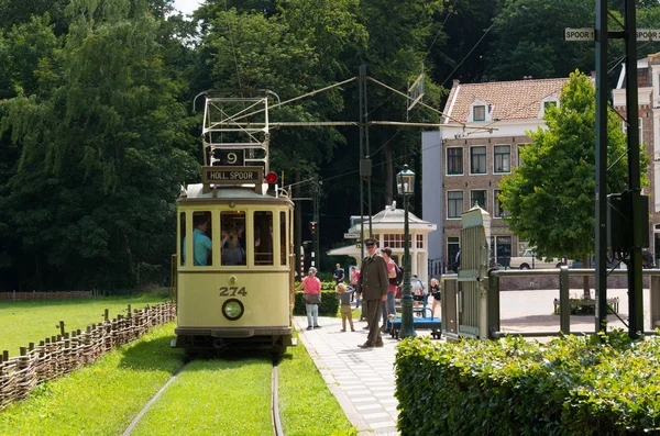 Mensen wachten voor tram — Stockfoto