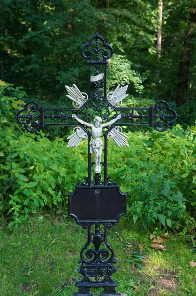 녹색 배경 금속 십자가 — 스톡 사진