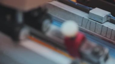 Duvar kağıdı üretimi. Duvar kağıdı yapma, bir örneğe boya uygulama süreci. Modern fabrika