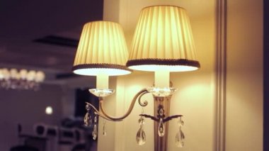 Pahalı bir otelde klasik lamba. Klasik tarzda güzel bir lamba.
