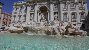 Poly İtalya Sarayı, Roma. Trevi Çeşmesi ağır çekimde