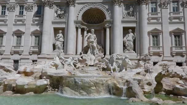 Trevi-Brunnen in Rom, Trevi-Brunnen bei sonnigem Wetter, Touristen in der Nähe des Trevi-Brunnens — Stockvideo