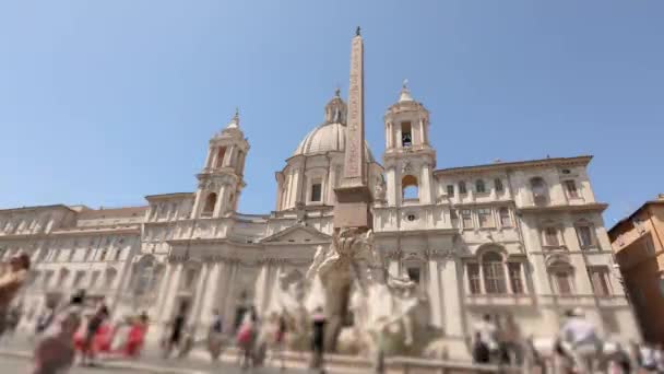 Fountain of the Four Rivers on Piazza Navona in Rome, Italy. SantAgnese in Agone — Stock Video