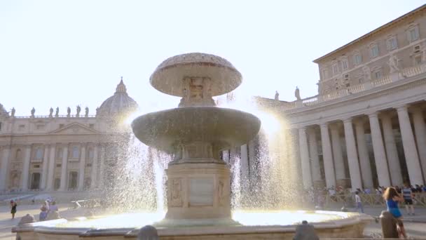 セント・ピータース広場。イタリア、ローマ。セントピーターズスクエアのスローモーション噴水. — ストック動画