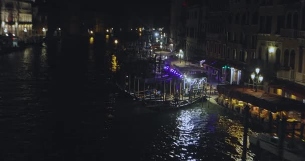 夜にはグランド運河、橋からのフレーム。ヴェネツィア、イタリア — ストック動画