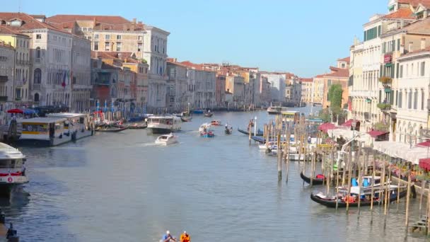 The main canal of Venice. Grand canal venice general plan. Many boats in the Grand Canal — Stock Video