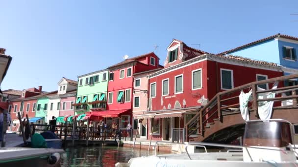 Färgglada hus på ön Burano. Venedig, Italien. Buranoön — Stockvideo