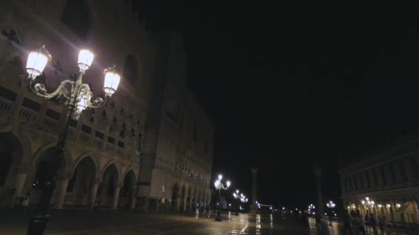 Architectuur in San Marco plein 's nachts, San Marco plein' s nachts, exterieur in San Marco plein, Venetië — Stockvideo