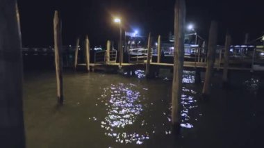 Geceleri Venedik 'te tekne iskelesi, geceleri Venedik' te ahşap iskele. Geceleri turistler olmadan Venedik