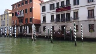Venedik Binası dış tarafı, Venedik tekne gezisi. Venedik kanallarındaki bir tekneden görüntüler. Venedik kanallarında tekneler.