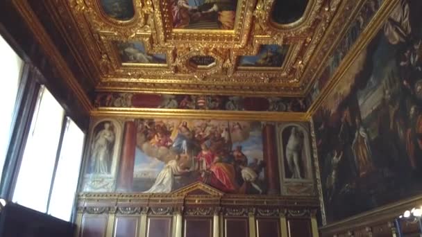 Moldagem de estuque antigo e pinturas nas paredes de um dov italiano. Decoração de parede dentro de palácios italianos — Vídeo de Stock