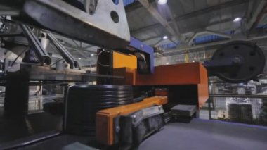 Modern bir konveyörde kabloyla makaraları paketlemek, otomatik makaraları kabloyla sarmak, fabrikada modern otomatik taşıyıcı.