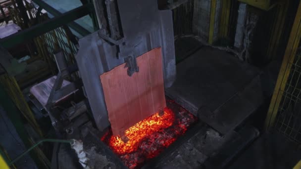 El horno con metal fundido, la fusión de cobre en el horno, el proceso de fusión de cobre en el horno — Vídeo de stock