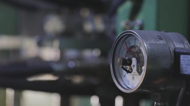 Manomètre dans une usine, mouvement de flèche sur un manomètre industriel. Manomètre industriel — Video