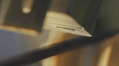 Bir fabrikada dönen mekanizma, kablo üretim fabrikası kablo rehberi