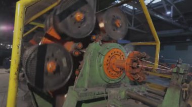 Makine bir fabrikada bakır telleri karıştırıyor. Kablo üretimi için bitki. Bakır kabloyu karıştırıyorum. Bakır kabloya yakın çekim.