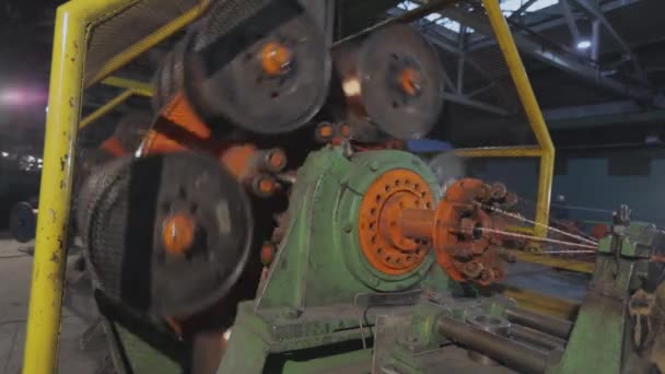 Maschine mischt Kupferdraht in einer Fabrik. Anlage zur Herstellung des Kabels. Mischen von Kupferdraht. Nahaufnahme eines Kupferkabels. — Stockvideo