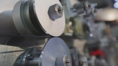 Yakından çalışma mekanizması, fabrikadaki parıltının dönüşü. Kablo üretimi