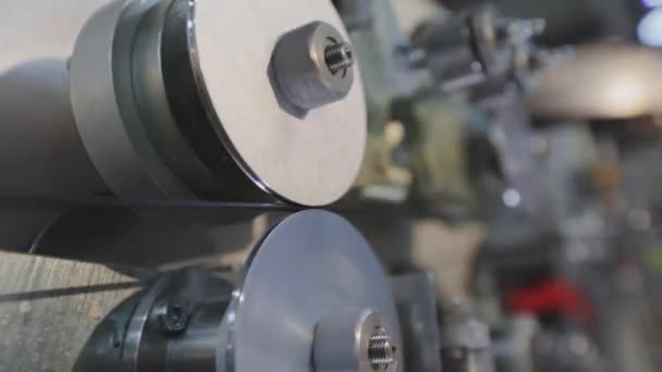 Werkingsmechanisme close-up, rotatie van de verblinding in de fabriek. Productie van draad — Stockvideo