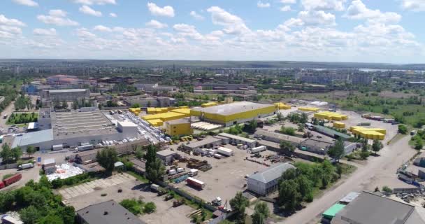 Une usine jaune moderne, une usine avec un extérieur jaune moderne de l'air. Plante jaune — Video