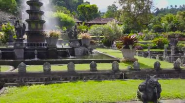 Geleneksel Bali mimarisi, Bali 'de eski bir çeşme. Geleneksel Bali tarzında çeşme