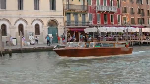 Retro motorboot in het Grand Canal, motorboot varen in het Grand Canal — Stockvideo