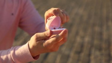 Genç bir adam kız arkadaşına bir teklif yapar.