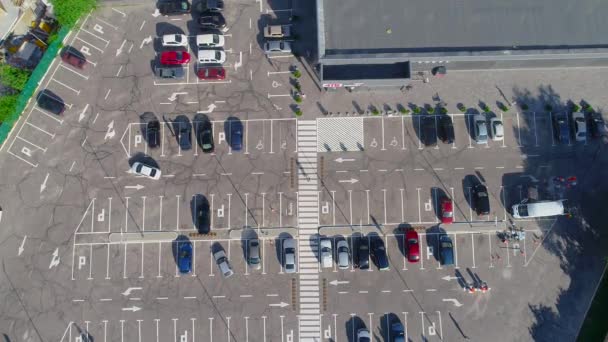 Span over a parking lot with cars, parking near a store top view — Stock Video