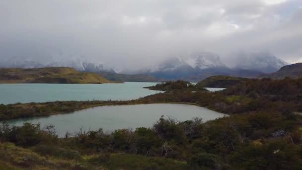 Parque Nacional Torres del Paine panorama, tiempo lluvioso en patagonia — Vídeos de Stock
