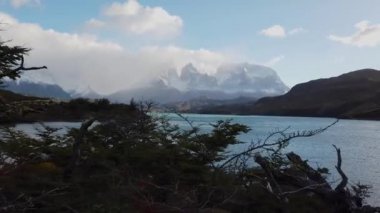 Cerro Payne Grande Dağı ve Torres del Paine. Patagonya doğası. Şili 'deki Nordenskjold Gölü, Patagonya.