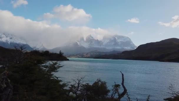 Nordenskjold Lake v Chile, Patagonie. Pohled na hory Cerro Payne Grande a Torres del Paine — Stock video