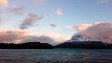 Gün batımında Cerro Payne Grande ve Torres del Paine Dağı. Şili 'deki Nordenskjold Gölü, Patagonya.