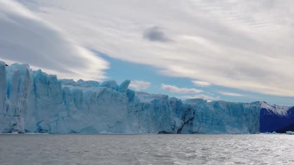 Blue Glacier Gray slow motion, Patagonien. Blå glaciär i patagonien, klyfta — Stockvideo