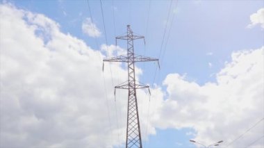 Aktarım kulesi arka planda güzel bulutlar oluşturur. Aktarım kuleleri zaman atlaması, arkaplanda bulutlar