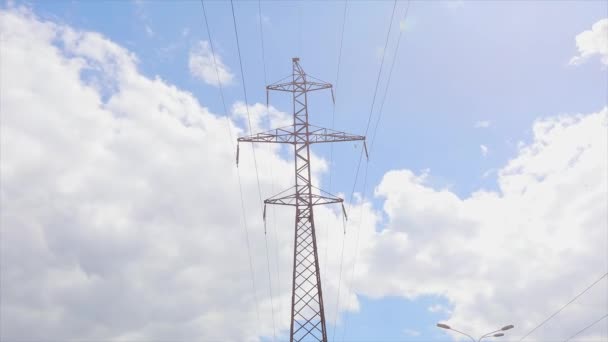 Las torres de transmisión hermosas nubes en el fondo. Las torres de transmisión pasan el tiempo, las nubes en el fondo — Vídeos de Stock