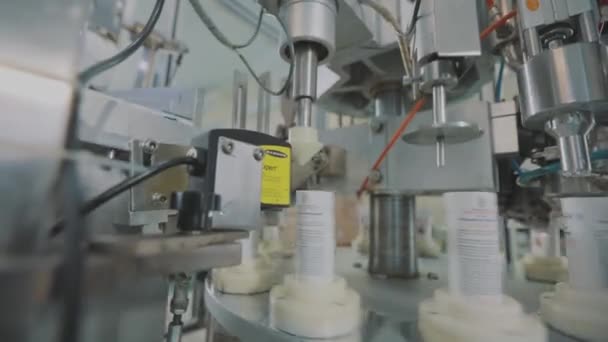 Modernes Förderband mit Cremes. Herstellung von Körperpflegeprodukten. Produktion von kosmetischen Produkten für Fabriken. — Stockvideo