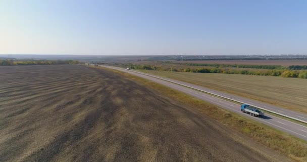 Вантажівка їде по дорозі за містом, сучасна вантажівка їде по шосе — стокове відео