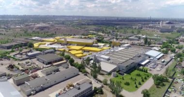 Modern bir fabrikaya yayılmış. Modern bir fabrikanın dışı. Modern fabrika hava görüntüsü