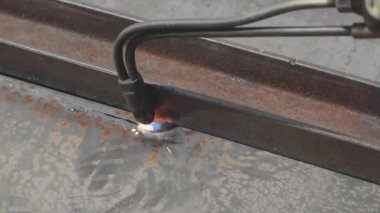 Metal ürünleri gaz kesiciyle kesen işçiler, metal bir levhayı gaz kesiciyle kesiyor, metali yakın plan kesiyor.