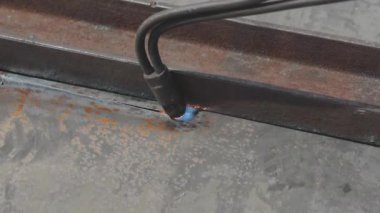 Metal ürünleri gaz kesiciyle kesen işçiler, metal bir levhayı gaz kesiciyle kesiyor, metali yakın plan kesiyor.