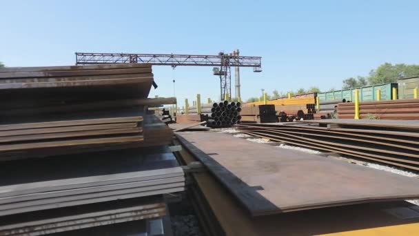 Vue panoramique d'un entrepôt avec métal, vue panoramique d'un grand entrepôt avec une grue portique, tôles avec une grue portique en arrière-plan, un entrepôt de produits métalliques, produits métalliques — Video