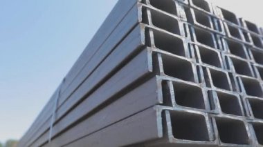 Metal kanal açık metal depoda sıra sıra dizildi. Depodaki büyük metal kanal.