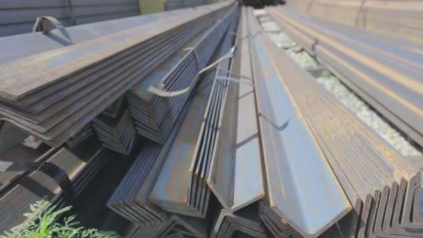 Esquinas de metal en el almacén apiladas en una fila, laminación de metal en un almacén al aire libre — Vídeos de Stock