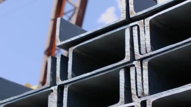 Metal kanal açık metal depoda sıra sıra dizildi. Depodaki büyük metal kanal.