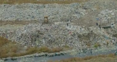 Çöp tenekesinin üzerinden uçmak, çöplüğün üzerinden uçmak, çöplükteki insanlar...