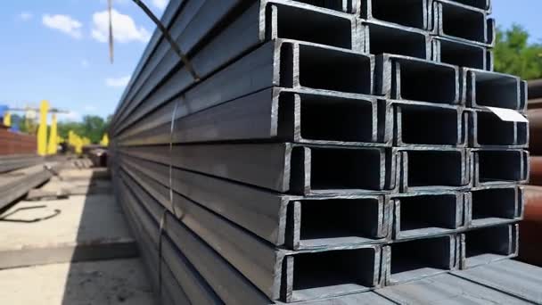 El canal de metal colocado en filas en el almacén de metal abierto, el gran canal de metal en el almacén — Vídeo de stock