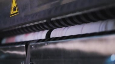 Duvar kağıdı üretimi, duvar kağıdı üretim süreci. Taşıyıcı hattında duvar kağıtlarının hareketi. Endüstriyel iç.