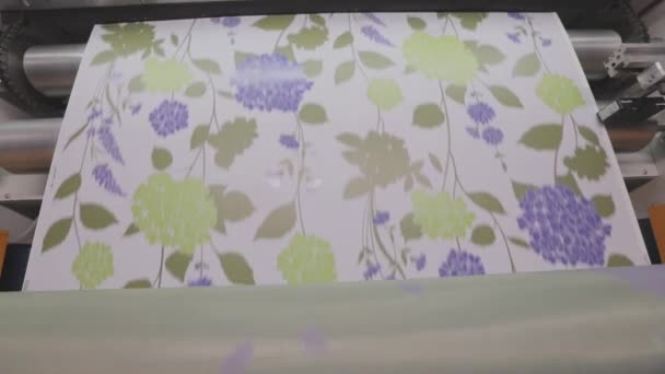 Fábrica de producción de papel pintado odern, transportador de papel pintado moderno — Vídeos de Stock