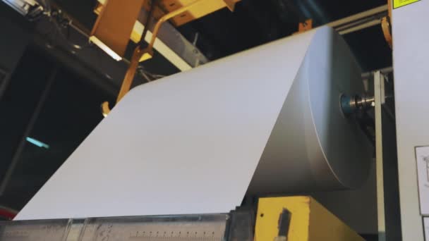 Grande rolo de papel para a produção de papel de parede, uma fábrica moderna para a produção de papel de parede — Vídeo de Stock